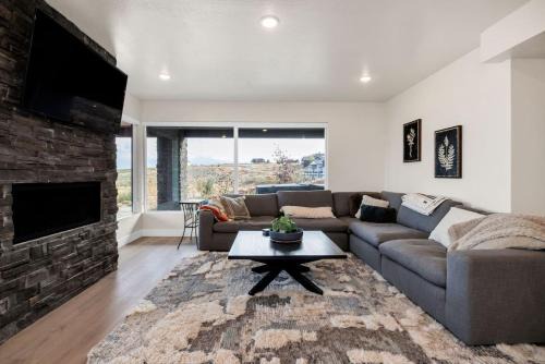 Fish Haven House | Luxury Lodge with Hot Tub, Theater and Pickleball Court