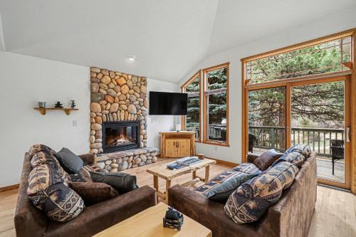 Estes Park House | Luxury Riverfront Retreat - Fishing - Wildlife