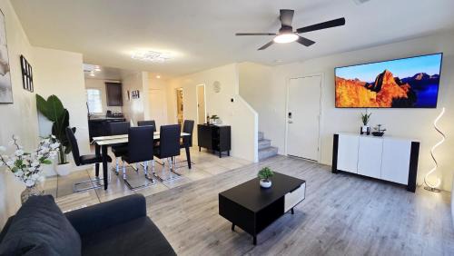 Sunrise Manor House | Luxury, Sleek & Modern Vibes! 15 min to Downtown!