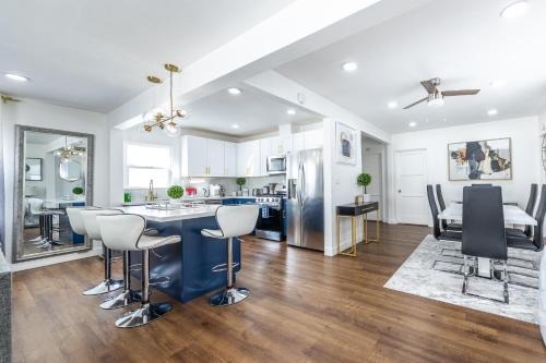 Belmont Shore House | Luxury Villa with Hot Tub! Minutes to Beach & Bars