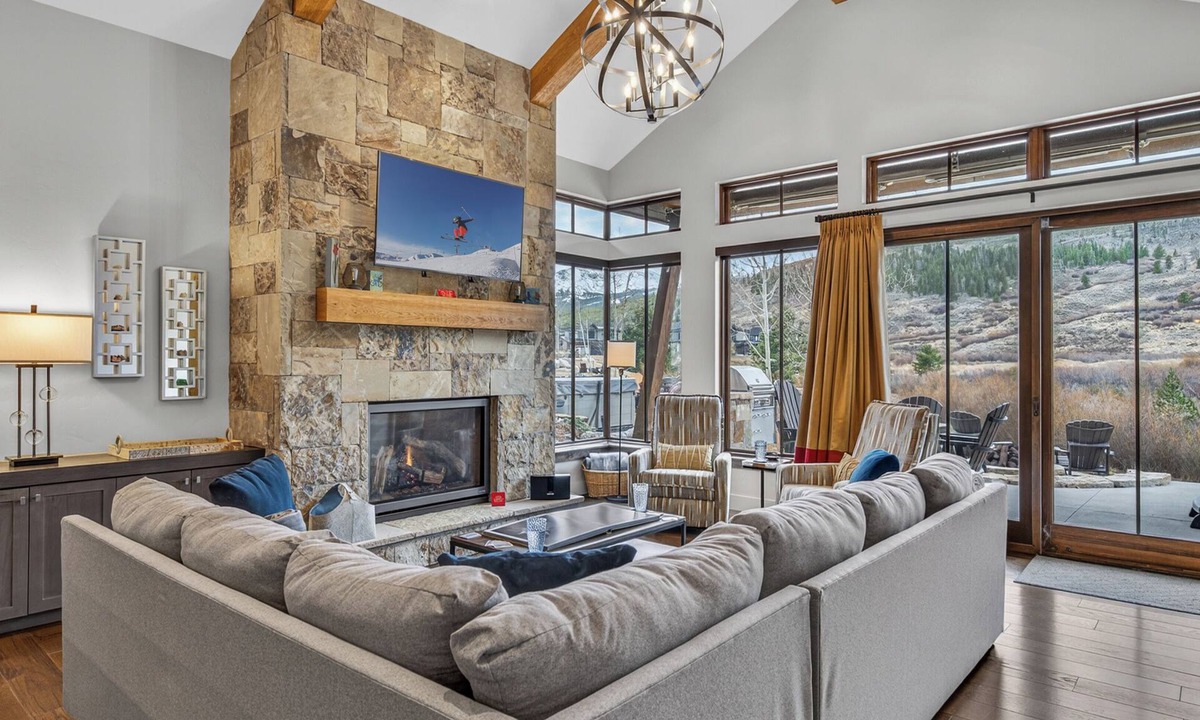 Fairmount On The River House | Luxury W/Mountain Views + Hot Tub + Ski Shuttle - River Song at the Shores