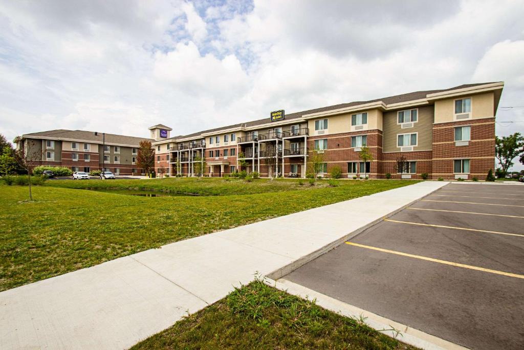 Madison Hotel | MainStay Suites Madison - Monona
