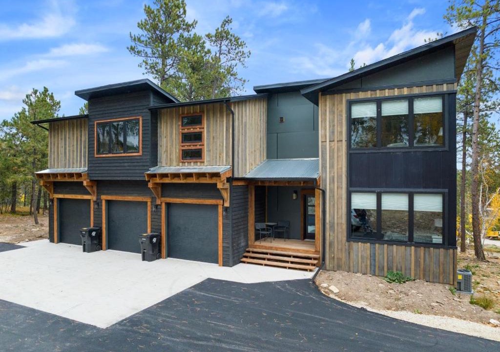 Deadwood House | Make Time Lodge In Powder House Pass