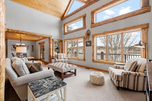 Buffalo Villa | Maple Lake Chalet