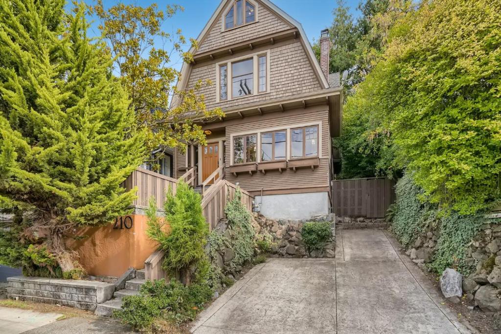 Broadway House | @ Marbella Lane - Charming Capitol Hill 4BR