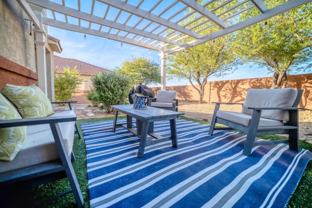 Mesquite House | Mesquite 2BR Townhome with Pool & Gym Access