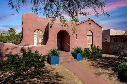 Sam Hughes House | Mesquite Manor - Historic 3BD 2BA Tucson Bungalow, Steps to UofA
