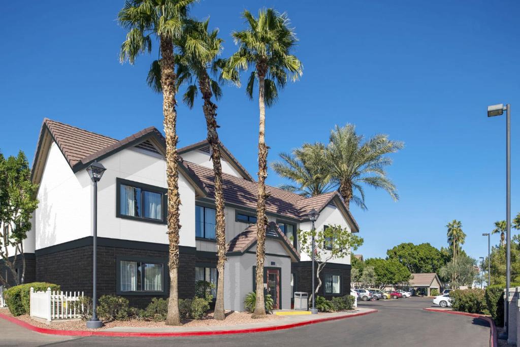 North Mountain Apartment | Metro PHX 1bd downstairs sleeps 4 modern design best location and amenities