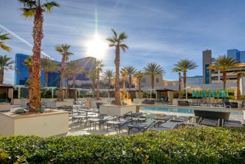 Las Vegas House | MGM Signature-22-809 F1 Track & Strip View Studio