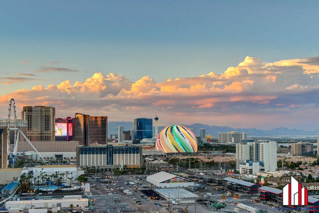 Las Vegas House | MGM Signature-33-805 F1 Track & Strip View Balcony