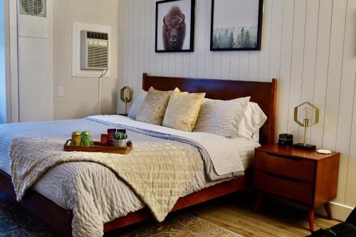North Park City Apartment | Mid-Century Gem w/King
