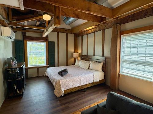 Bellevue House | Mill Creek Suite (Jacuzzi Tub) - Potter’s Mill