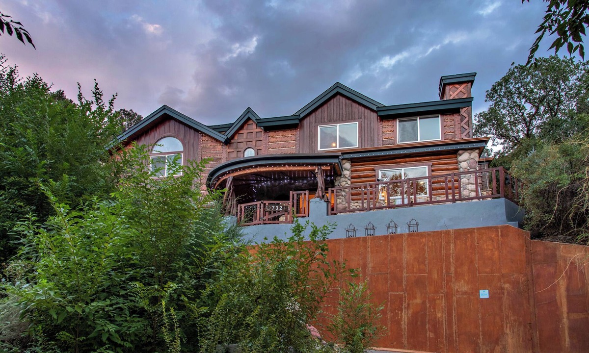 Glenwood Springs House | ★ Million Dollar Castle ✨ 🚶 Walk to Downtown ♨️ Hot Springs ⛷️🌌