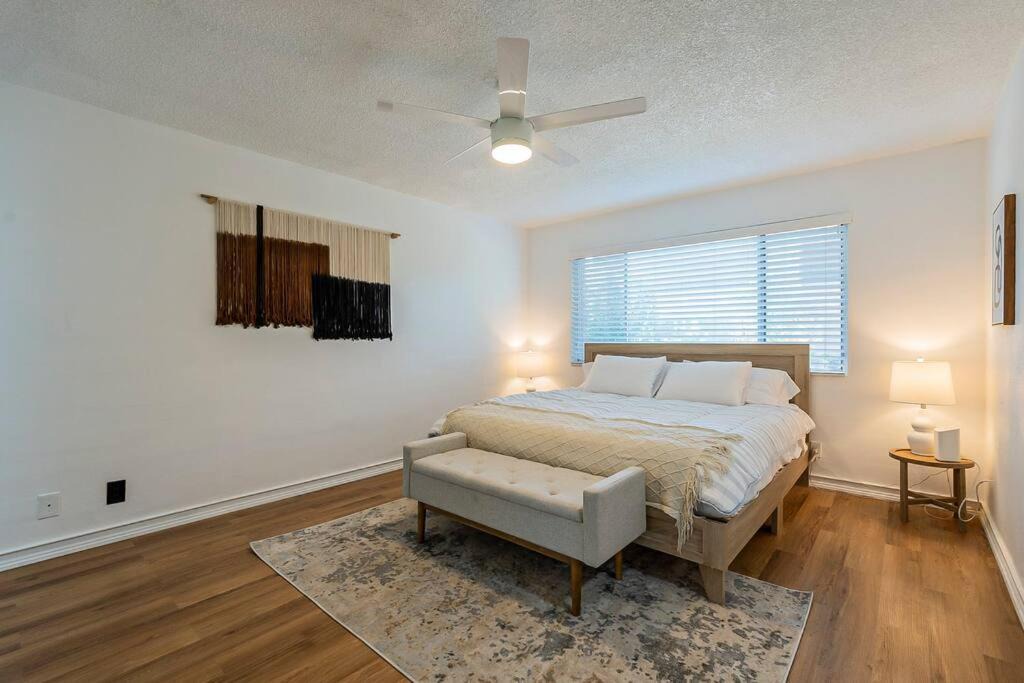 Fashion Square Apartment | Minimalist Vibe ~ 5* Location ~ King Bed ~ Parking