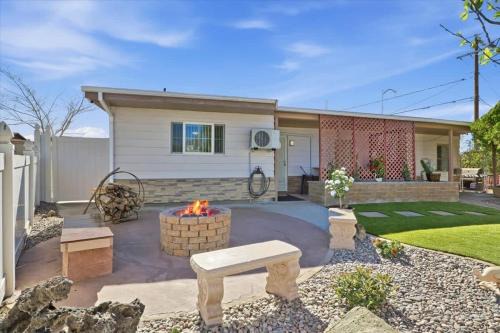 Townsite House | Modern 1BR Retreat with BBQ & Fire Pit - Near Downtown