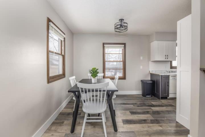 Clive House | Modern 2 Bedroom Townhouse in Quiet Neighborhood
