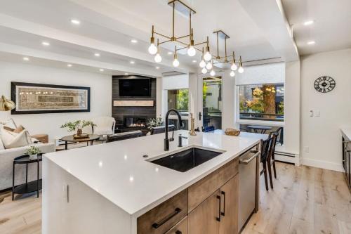 Aspen House | Modern 2 BR in Aspen Core Walk Everywhere