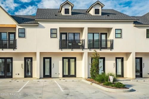 Lafayette House | Modern 3BR 2 and a half BA Townhome, Heart of Town