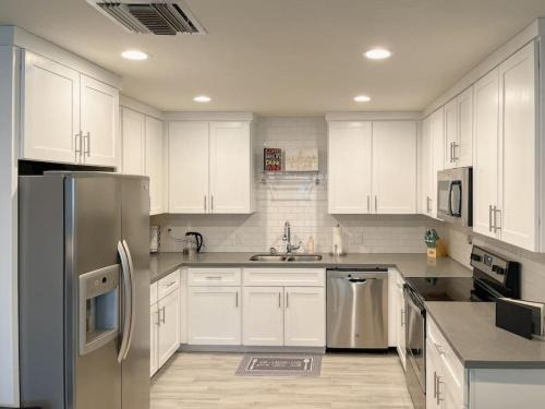 Phoenix House | Modern 3BR,2BA with Game Hallway - Pets Welcome