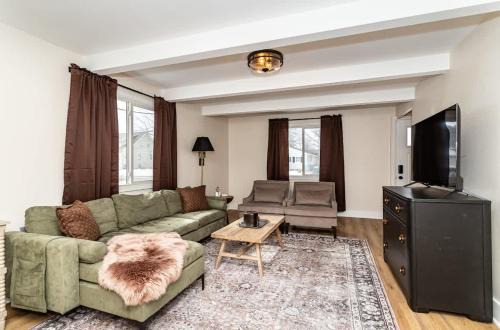 Ames House | Modern 3BR Getaway-Stylish Ames