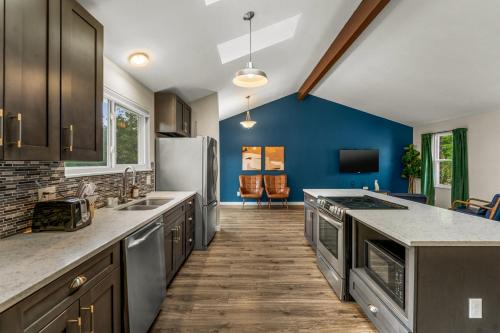 Arvada House | Modern 4BR Family Friendly Retreat with Hot tub