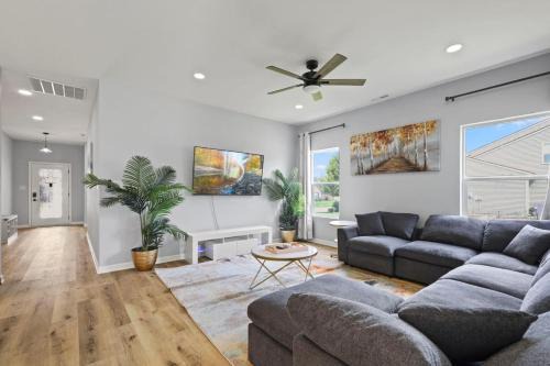Acton House | Modern 4BR Home - Kitchen and Soaking Tub - South Indy