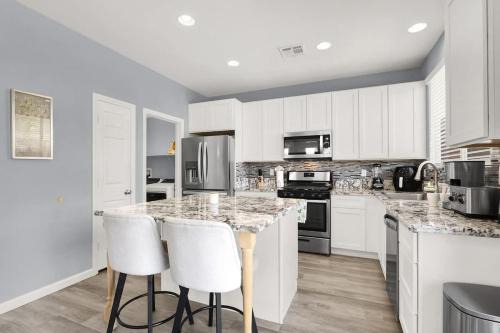 Rhodes Ranch House | Modern 4BR Home with Gym & BBQ near Strip
