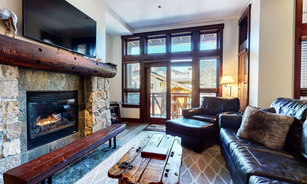 Mammoth Lakes Condo | Modern 5-Star Townhome, Private Hot Tub, Gas Grill & Garage. Serene Location