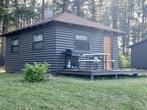Rapid City House | Modern and Picturesque Lake-Side Cabin Located by Mount Rushmore in Rapid City