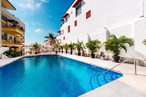 Amapas House | Modern & bright condo with ocean views & pool - walk to the beach