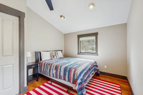 Estes Park House | Modern cabin with mountain views, private yard & furnished deck - great location