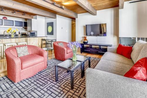 Downtown Apartment | Modern Condo, 1 Block to Gondola - Ideal Vacation Location