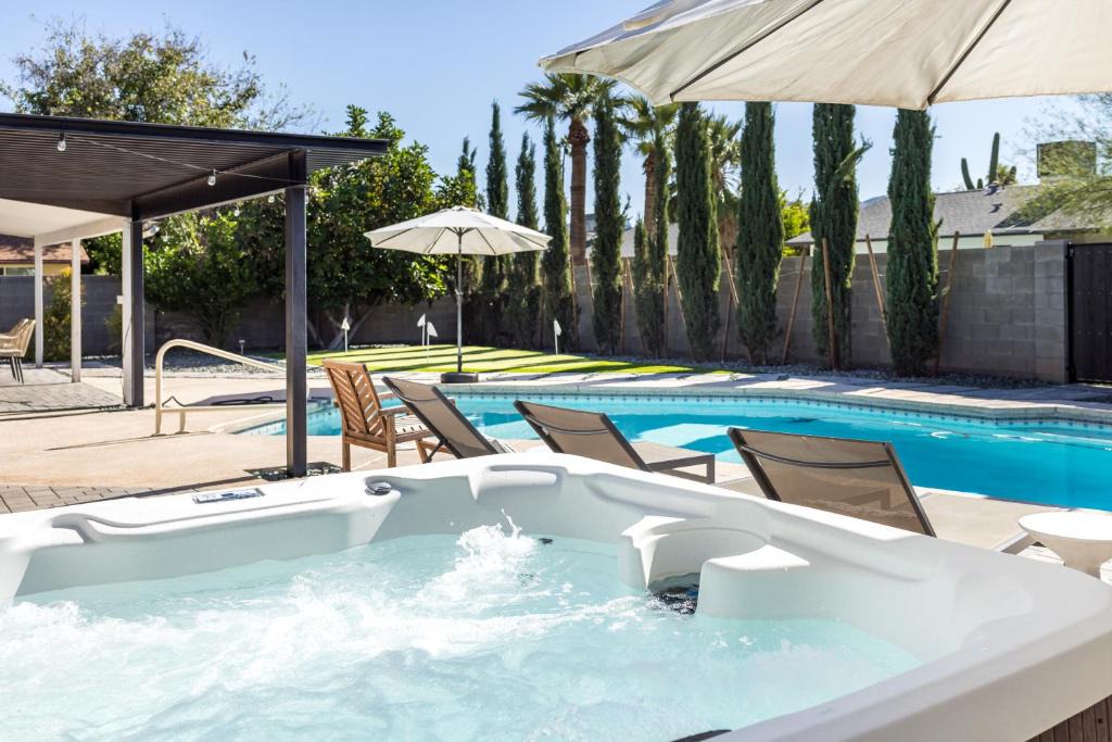 Paradise Valley Village House | Modern Desert Oasis - Shuffleboard Hiking Pool Putting green