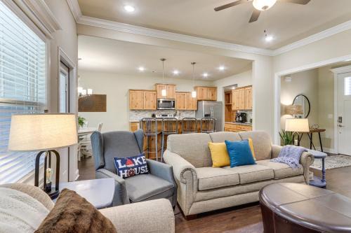 Holiday Island House | Modern Family Cabin: Walk to Table Rock Lake
