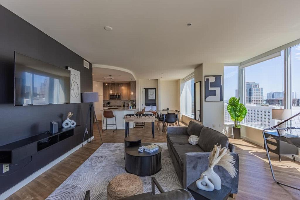 Downtown Phoenix Apartment | Modern HighRise Sanctuary, Gym, Pool, Prking, W-D, Golf