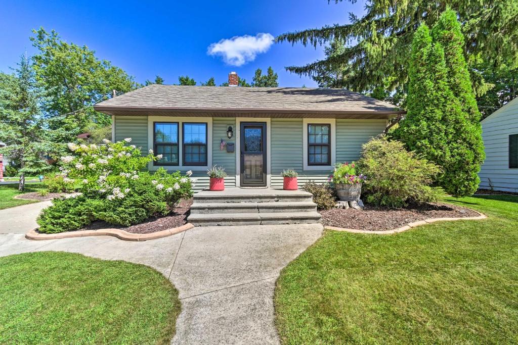 Sturgeon Bay House | Modern Home w/Backyard, 1 Mi to Dtwn Sturgeon Bay