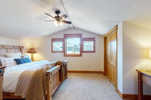 Estes Park House | Modern Home with Full Kitchen, Patio, Great Location-Dogs Welcome