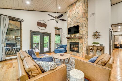 Broken Bow House | Modern, Luxe Cabin in Broken Bow w/Hot Tub!
