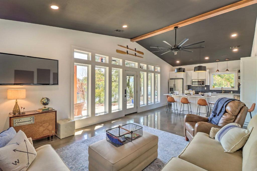 Lone Rock House | Modern Norfork House w/Patio on White River!