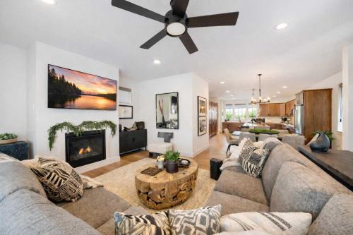 Bozeman House | Modern Retreat for Groups with Majestic Views