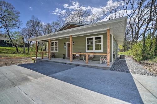 Cotter House | Modern Retreat w/Deck: Walk to White River!