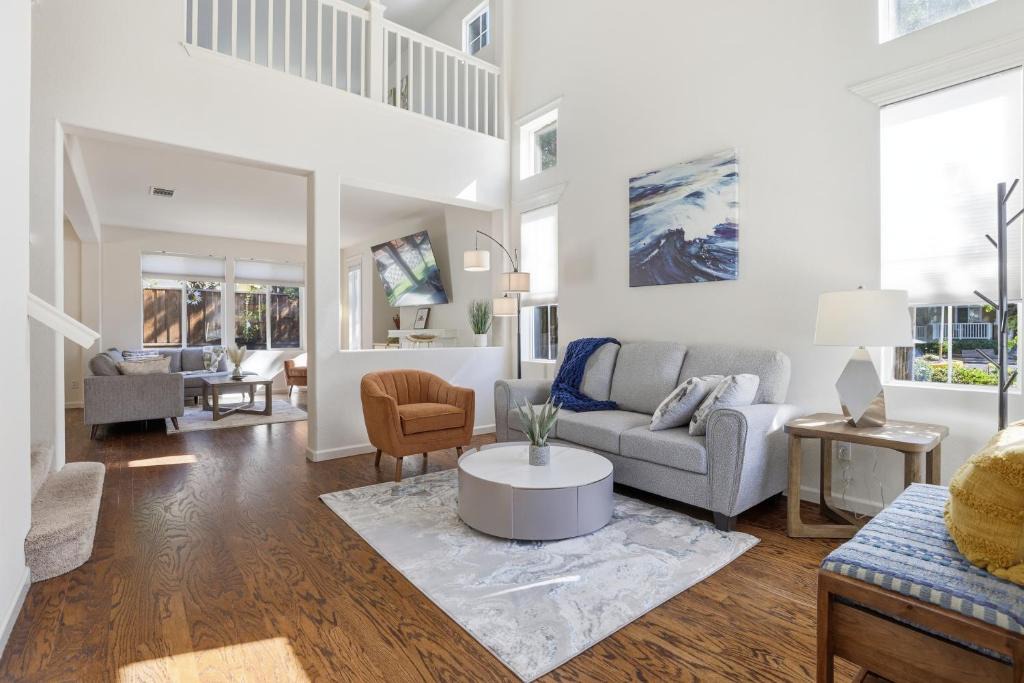 Dublin House | Modern Spacious 3 BD/2.5 BA | King Suite | Office