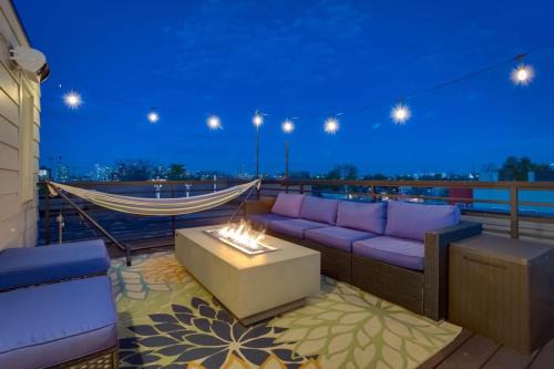 Lincoln Park House | Modern Spacious Townhouse Blocks from Downtown