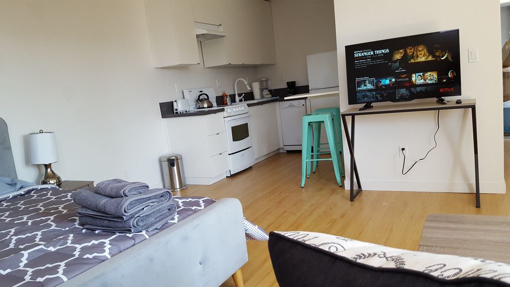 West Los Angeles Apartment | Modern Studio In West LA Area With Balcony And Parking