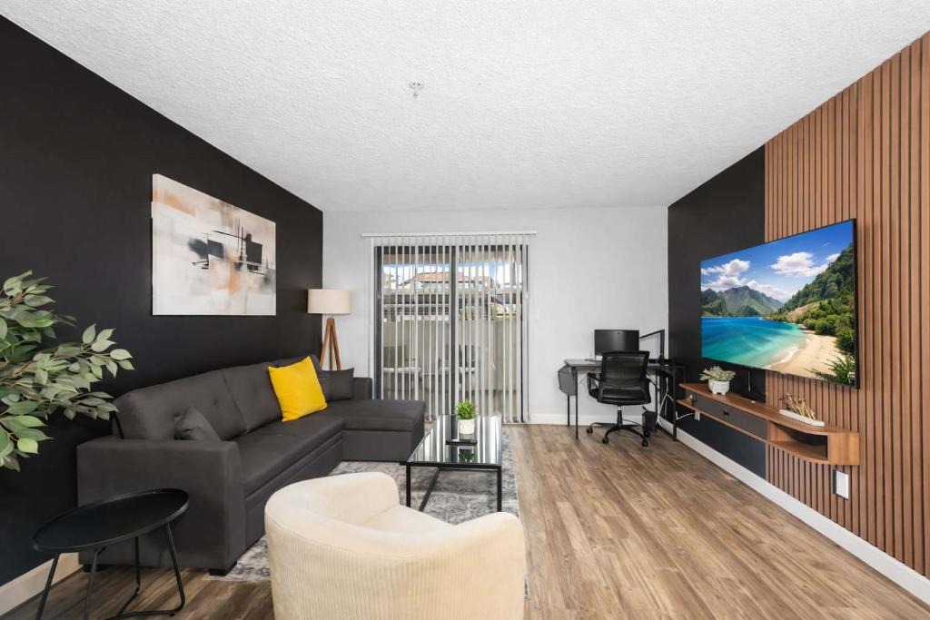 Tempe Apartment | Modern Tempe 2BR Escape Sleeps 7 Pools Gym & Fire Pit