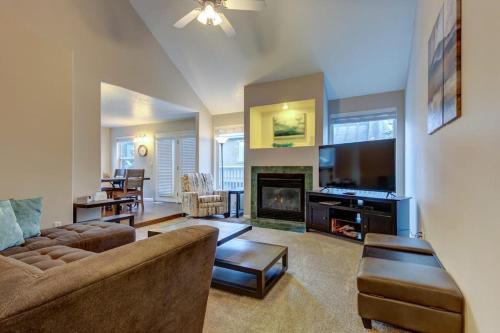 Cottonwood Heights House | Modern Townhouse with Jetted Tub & Private Deck - Close to Four Ski Areas