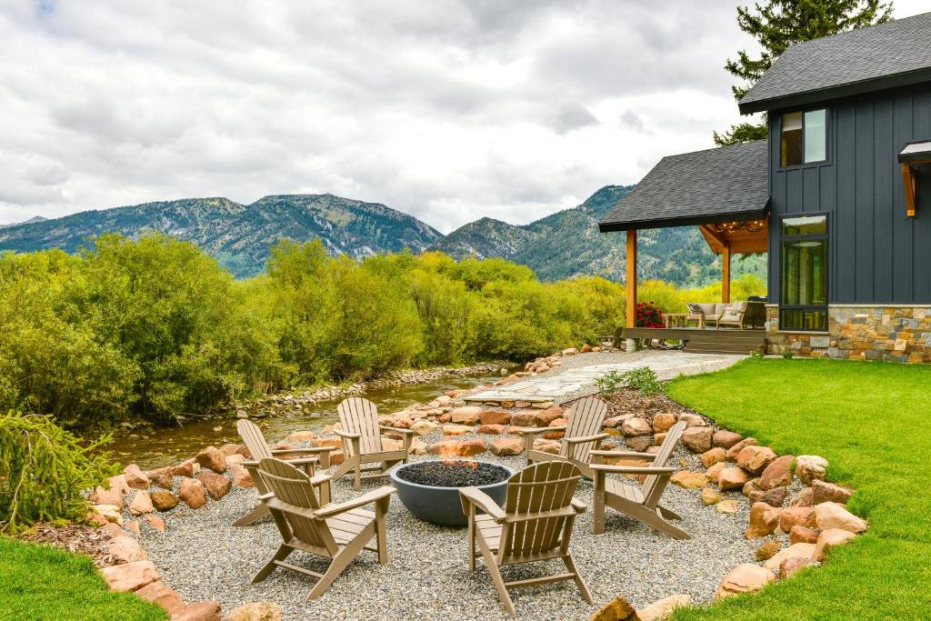 Turnerville House | Modern Turnerville Cabin w/Hot Tub & Scenic Views