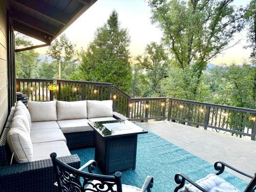 Oakhurst House | Modern Yosemite Cabin, 15min Bass Lake, Sleeps 8