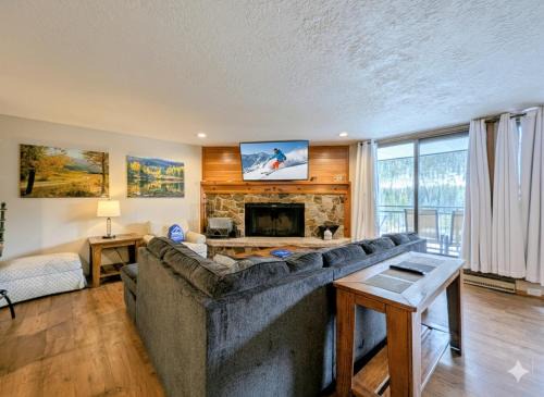Lakeside Village House | Montezuma 1770 by SummitCove Lodging