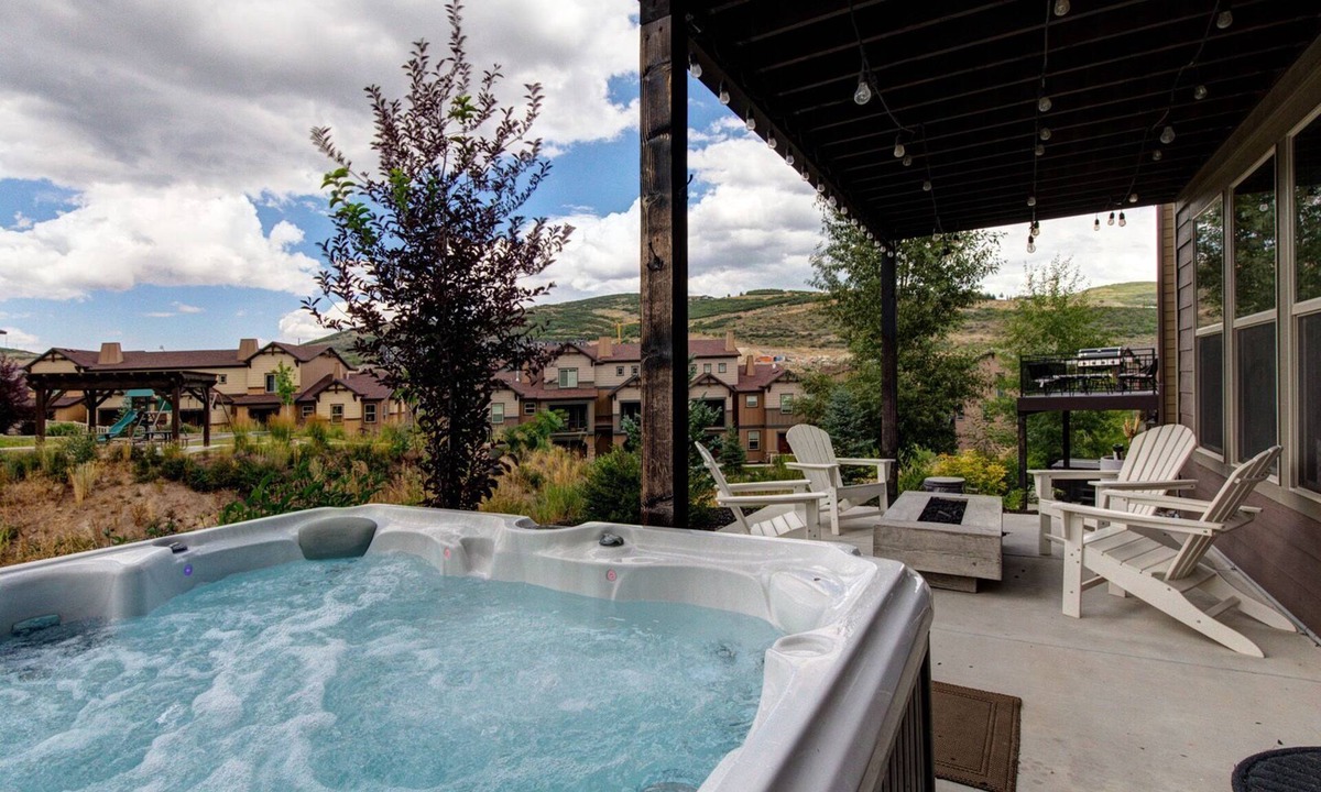 Park City House | Moose Mgmt at Retreat 13525: Pvt Hot Tub-King Bed-Free Bus Route-Firepit